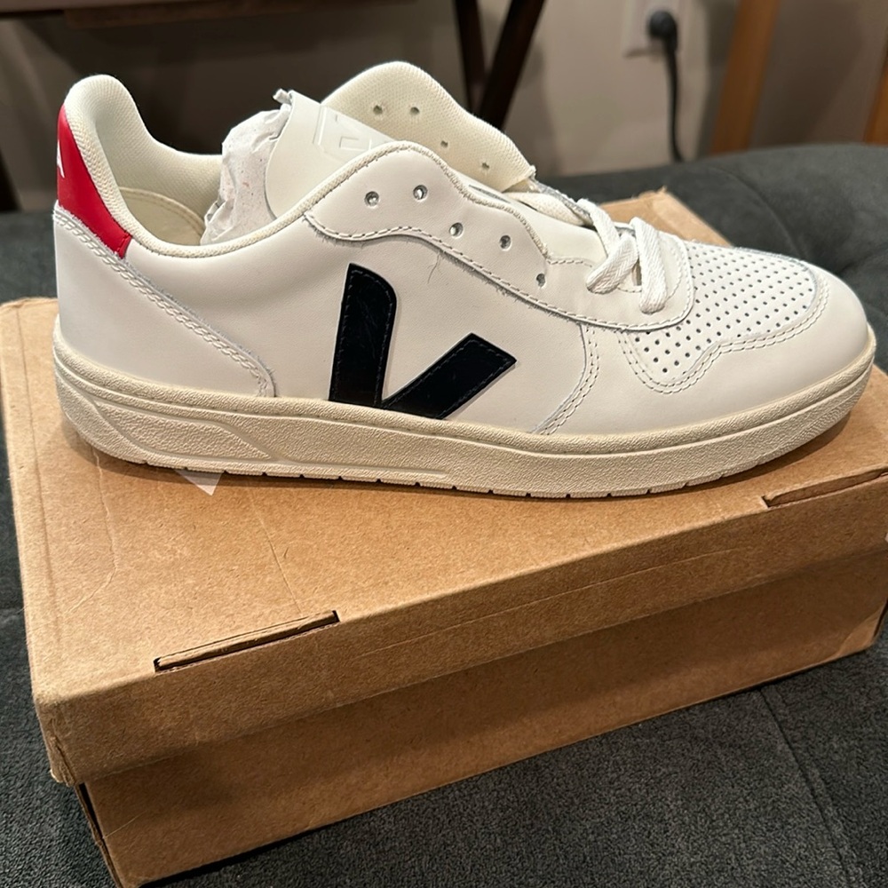 Veja V-10 Men’s Leather Sneaker Size 8, Eur Size 39